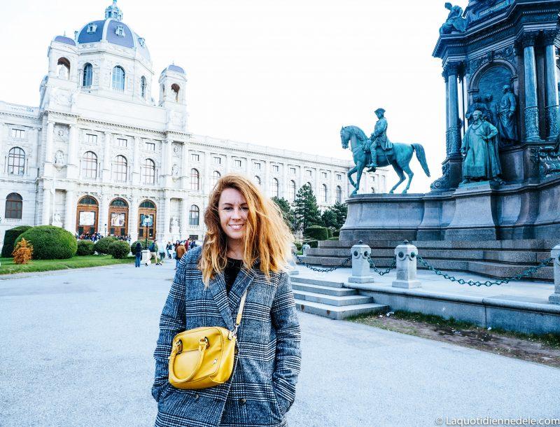 porter un manteau long  porter un manteau long