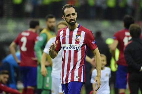 Phan ung tuyet voi cua fan Atletico voi Juanfran - toi do khien 'Los Inidios' vo mong Champions League - Anh 2