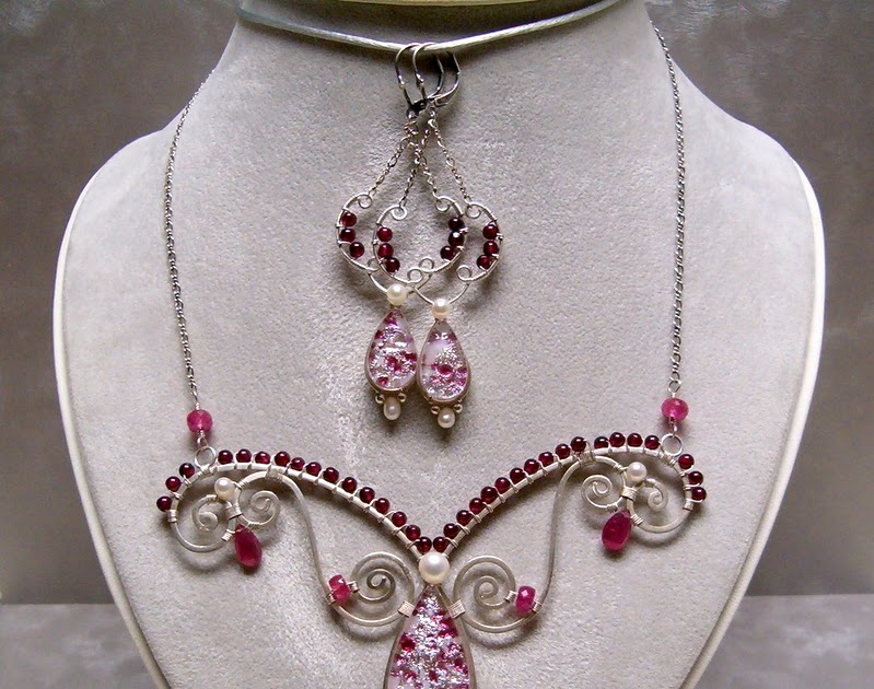 WillowWalker Designs: Raspberry Parfait Wire Wrapped Necklace Set
