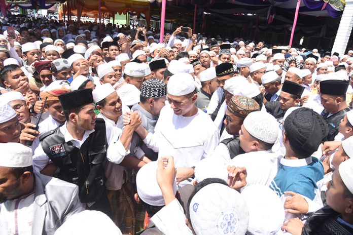 Wagubsu Musa Rajecksah saat mengunjungi pesantren di Madina. Wagubsu Musa Rajecksah saat mengunjungi pesantren di Madina.
