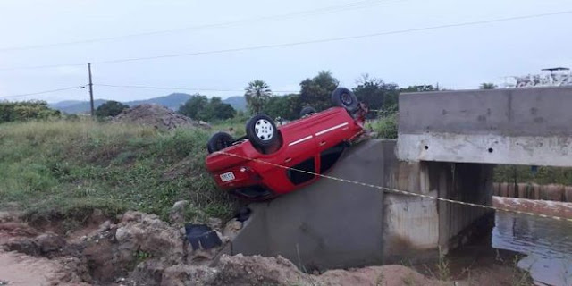 Motorista perde controle e veículo capota na ponte do Rancho do Povo, em Catolé do Rocha
