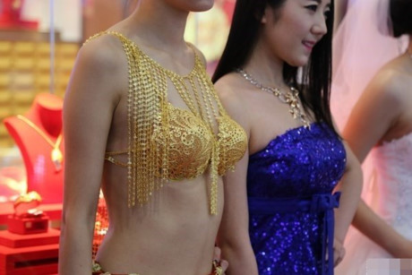 Choàng dàn người mẫu diện bikini bằng vàng đi trên 666 thỏi vàng ròng - Ảnh 9 Choang dan nguoi mau dien bikini bang vang di tren 666 thoi vang rong - Anh 9