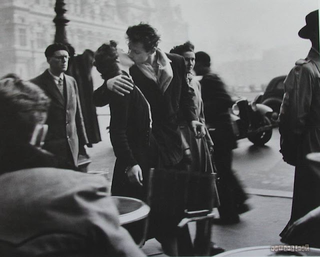 Ảnh tình yêu lãng mạn - 2 người hôn nhau nơi công cộng