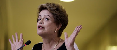 Dilma é recebida em cerimônia no Planalto aos gritos de 'não vai ter golpe'