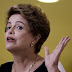 POLÍTICA / Dilma é recebida em cerimônia no Planalto aos gritos de 'não vai ter golpe'