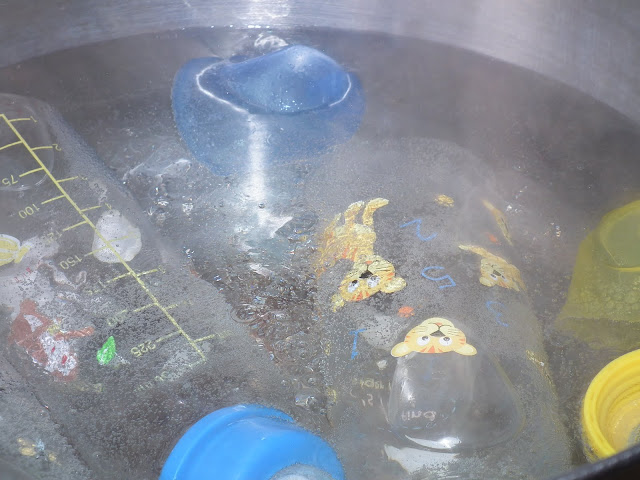 Jangan Merebus Botol Susu Bayi! Bukannya Steril, Justru Bisa Sebabkan Penyakit Berbahaya Jangan Merebus Botol Susu Bayi! Bukannya Steril, Justru Bisa Sebabkan Penyakit Berbahaya