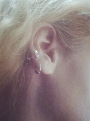 Ahora llevo cuatro agujeros en la oreja derecha, me volví a hacer los pendientes, lo malo es que los pendientes para hacer el agujero son un asco para