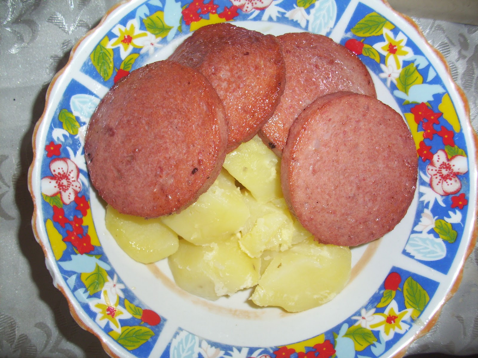 Cocina casera República Dominicana Papas hervidas con salami, una