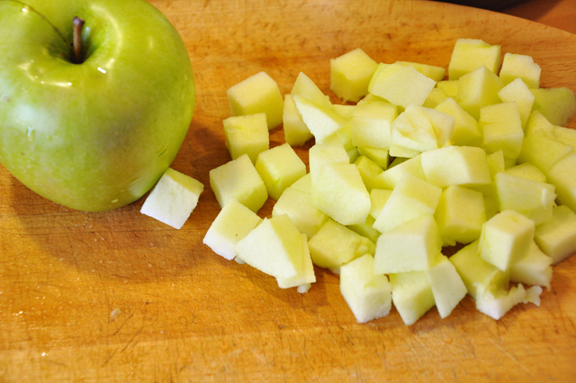 Сельдерей с яблоком польза. Яблоко сельдерей. Салат с зеленым яблоком и айсбергом. Сельдерей с яблоком натертый. Оценка качества салата из яблок с сельдереем.