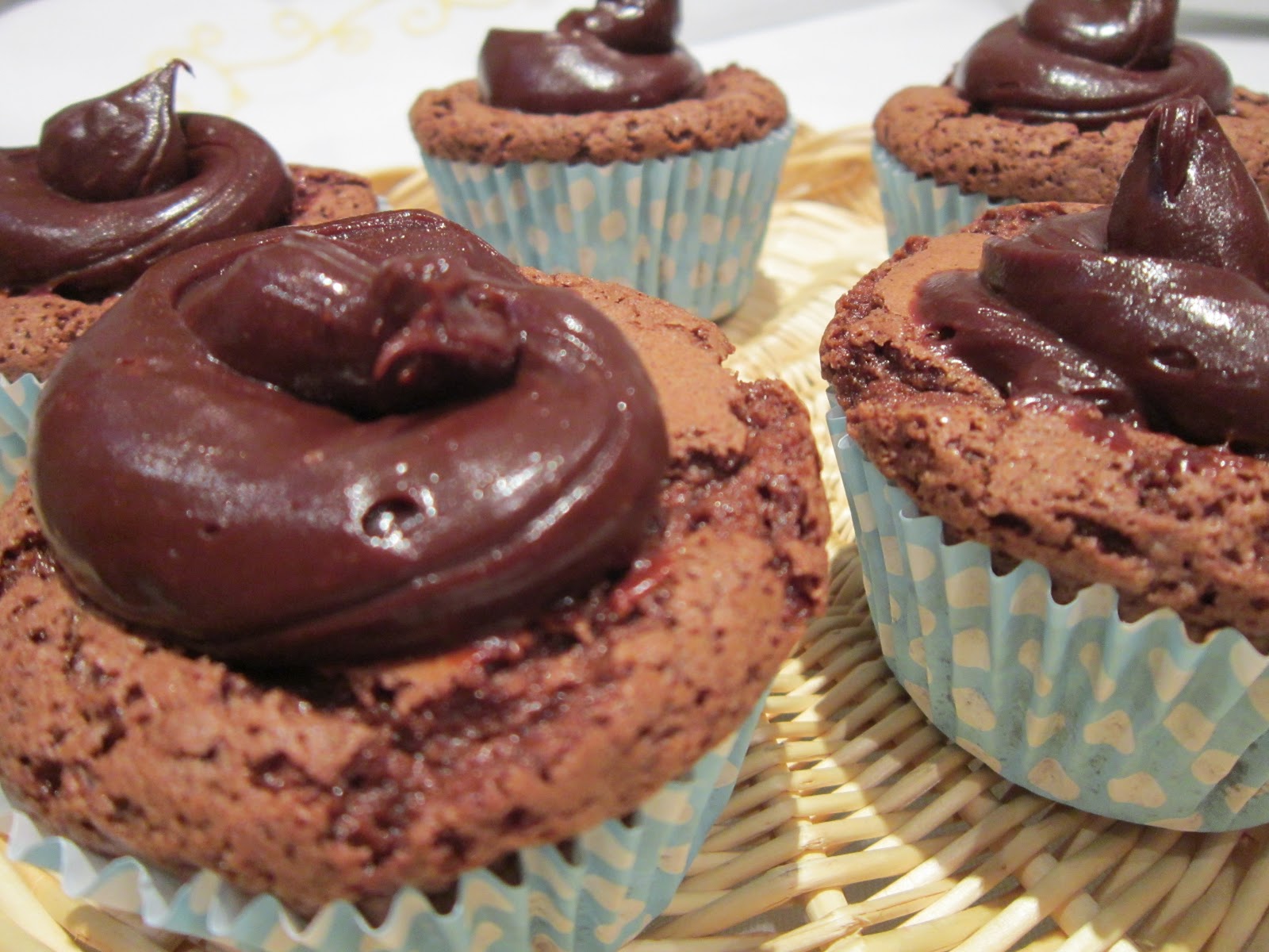 Um pouco de JE Muffins de chocolate e muffins de baunilha
