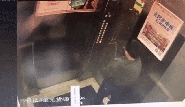 Lakukan Hal Menjijikkan di Lift, dalam Sekejap Bocah ini Langsung Dapat Karma Lakukan Hal Menjijikkan di Lift, dalam Sekejap Bocah ini Langsung Dapat Karma