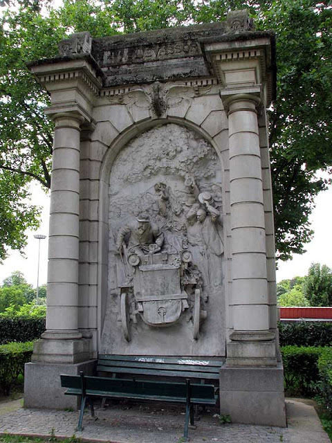 Monument to Émile Levassor by Camille Lefèvre, square Alexandre-et-René-Parodi, boulevard de l'Amiral-Bruix, Paris