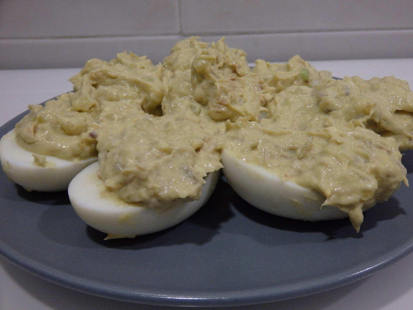 OSUKAA IS COOKING HUEVOS RELLENOS DE ATÚN, AGUACATE Y CEBOLLA CON