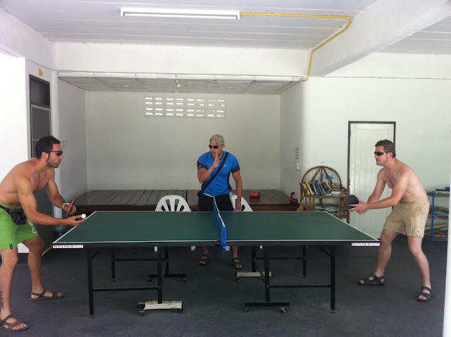 Antonio e Israel jugando al ping pong con Bartron de arbitro Antonio e Israel jugando al ping pong con Bartron de arbitro