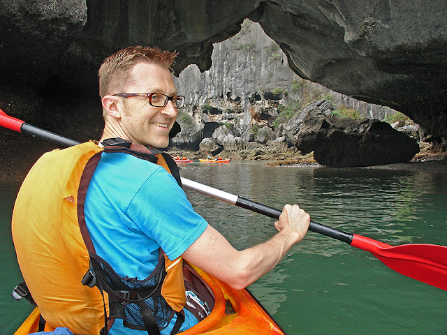 Kayak sur la baie d'Along