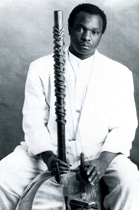 Fotografía de Mory Kante con un instrumento africano en sus manos