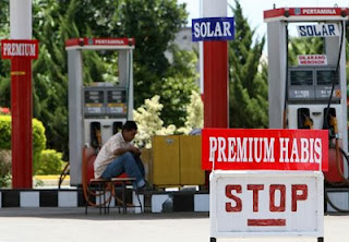 Pengertian Kelangkaan Di mana kelangkaan sering kali kita ucapkan karena akibat atau dampak dari kelangkaan itu Pengertian Kelangkaan