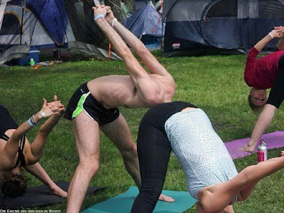 Witziges Täuschungsbild - Yoga - Kopf in - Lustige Sportbilder Witziges Täuschungsbild - Yoga - Kopf in - Lustige Sportbilder