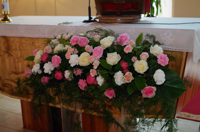 Różowa ślubna dekoracja kościoła w Mosznej opolskie