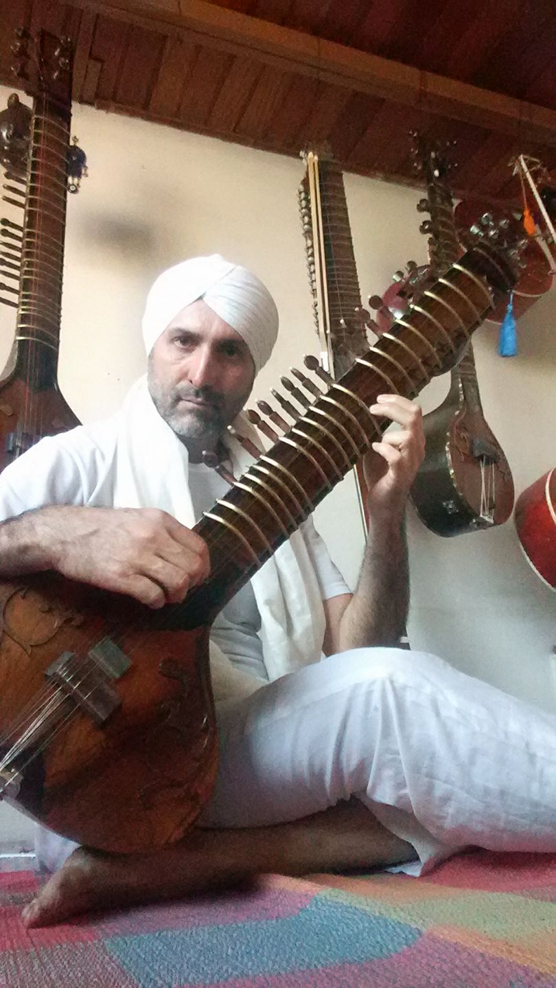 Raja Sitarmaker Brasil Travel Sitar made by Raja Sitarmaker Brasil.
