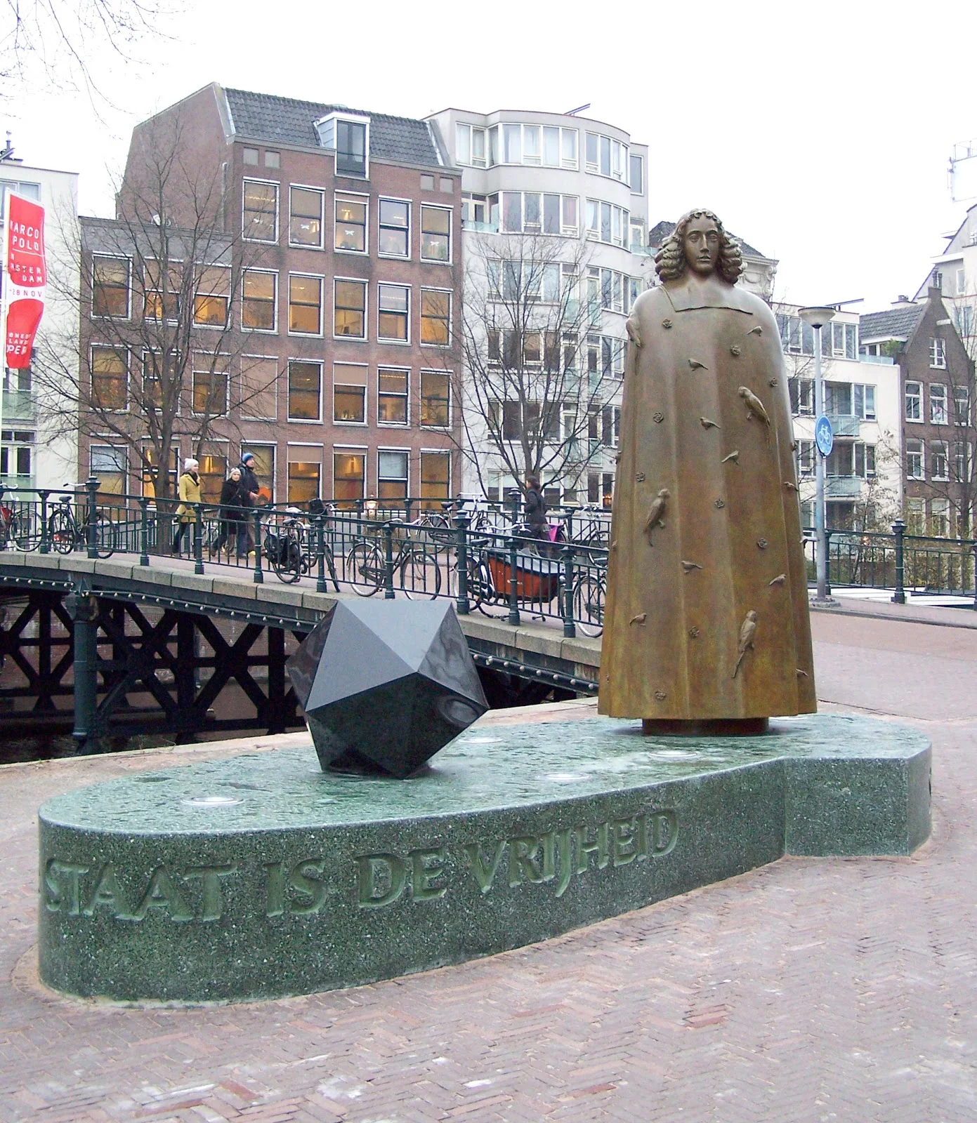 アムステルダムのズワーネンブルグワルのニコラス・ディング作成のバルーフ・デ・スピノザの彫像