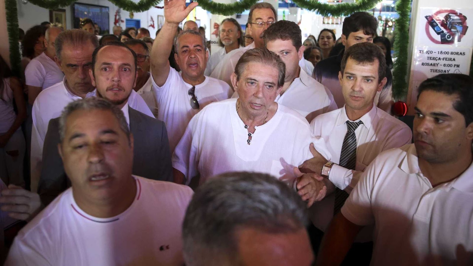 'Sou inocente', diz João de Deus durante primeira aparição