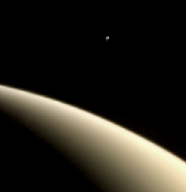Гейзерите на Енцелад заснети още през 1980 Rttxvl711tnudnumqbil