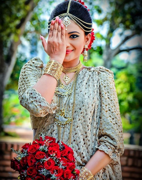 Piumi Hansamali New | Wedding Photos | Family | Hot Photos | Wiki - www ...