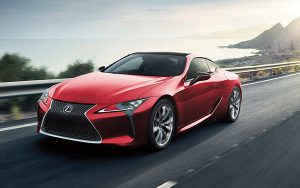 2018 LEXUS LC500h - A Forceful, Wide Position