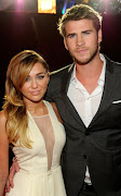 Miley Cyrus se mantiene cerca de su novio Liam Hemsworth cuando llegan a los . (miley cyrus people choice liam )