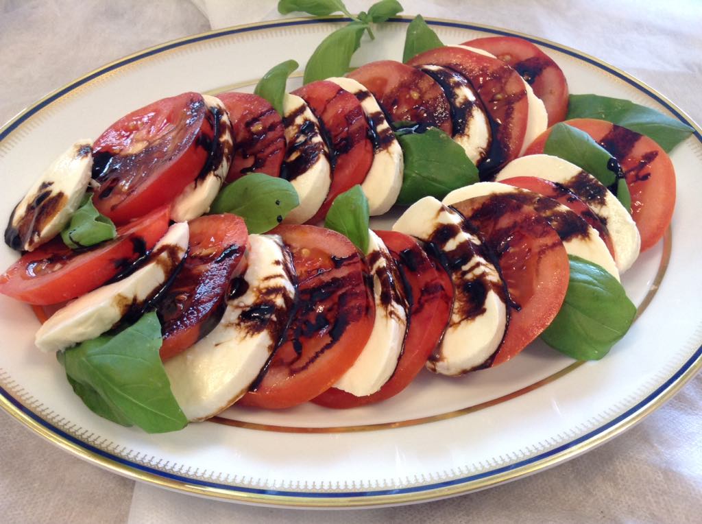Salada Caprese com redução de vinagre