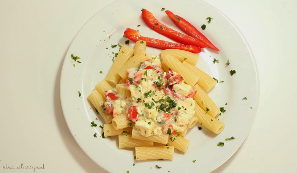 Chrissitally´s Cupcakefactory: Rigatoni mit Schafskäse-Paprika-Soße