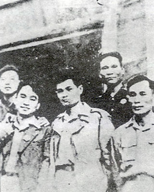 Từ trái qua phải:  Ðồng chí Tô Duy, Lê Giản, Lê Văn Lương, Trần Bình, Tô Quang Ðẩu tại Ðại hội Ðảng lần thứ II (1951) ở Việt Bắc.      Ảnh Tư liệu .