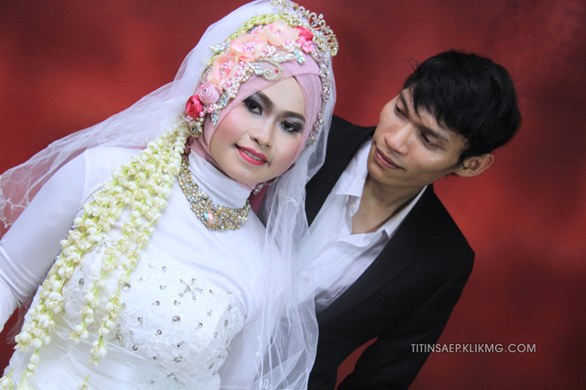 Pose Titin & Saep Bridal Gown Moeslim || Foto Oleh : Klikmg.com Fotografer Pernikahan Purwokerto Pose Titin & Saep Bridal Gown Moeslim || Foto Oleh : Klikmg.com Fotografer Pernikahan Purwokerto
