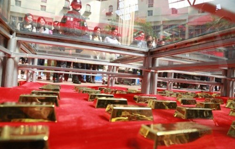 Choàng dàn người mẫu diện bikini bằng vàng đi trên 666 thỏi vàng ròng - Ảnh 6 Choang dan nguoi mau dien bikini bang vang di tren 666 thoi vang rong - Anh 6