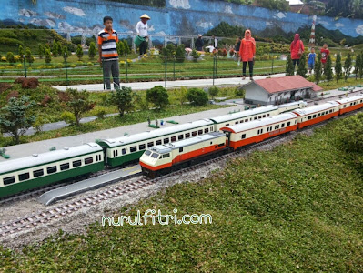 Kereta api mini di Floating Market Lembang