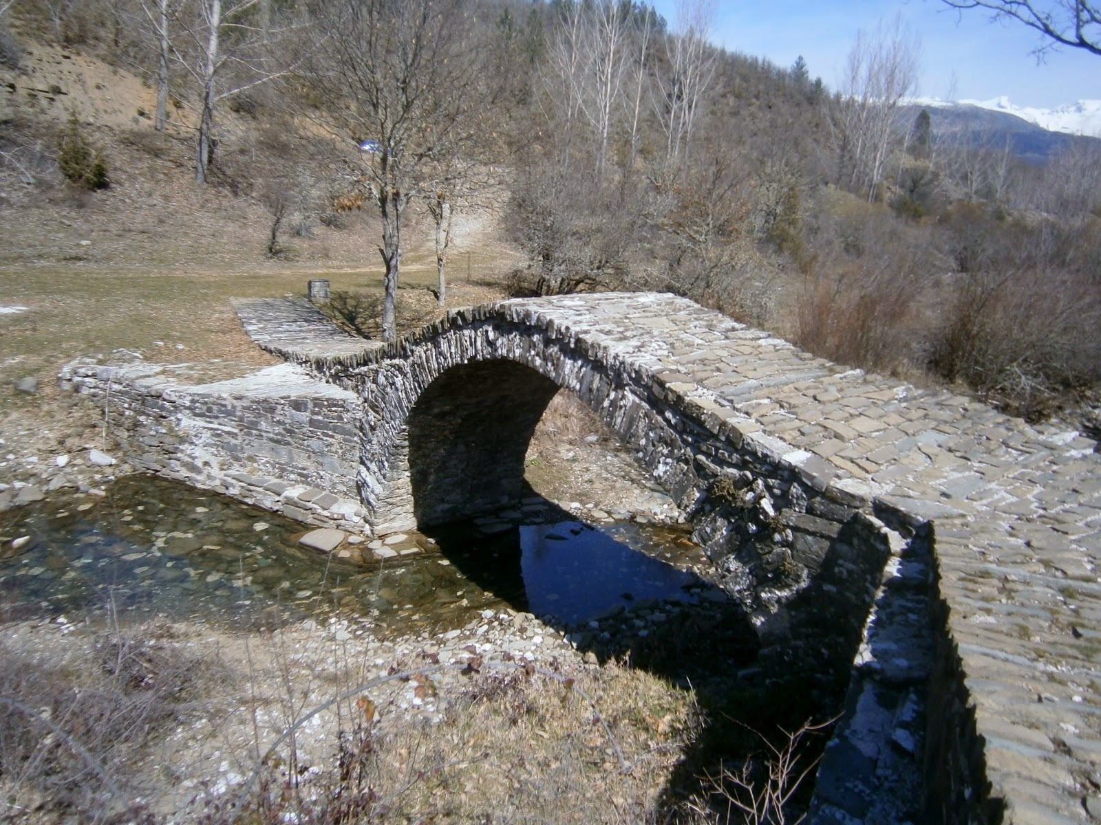 το πέτρινο γεφύρι του αγίου Μηνά στο Ζαγόρι