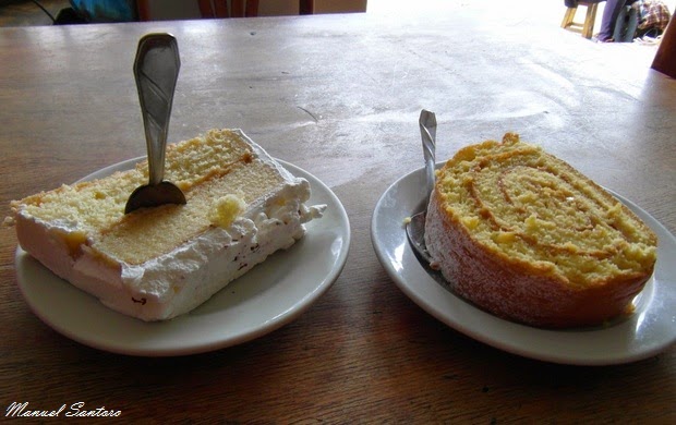 Huaraz, spuntino in pasticceria. A destra il pionono Huaraz, spuntino in pasticceria. A destra il pionono
