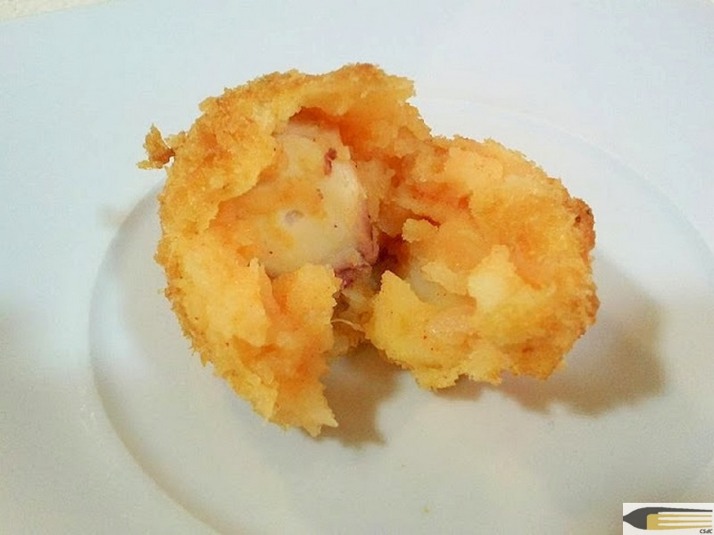 Croquetas de patata con chirivía, y pimentón, rellenas de pulpo. Receta