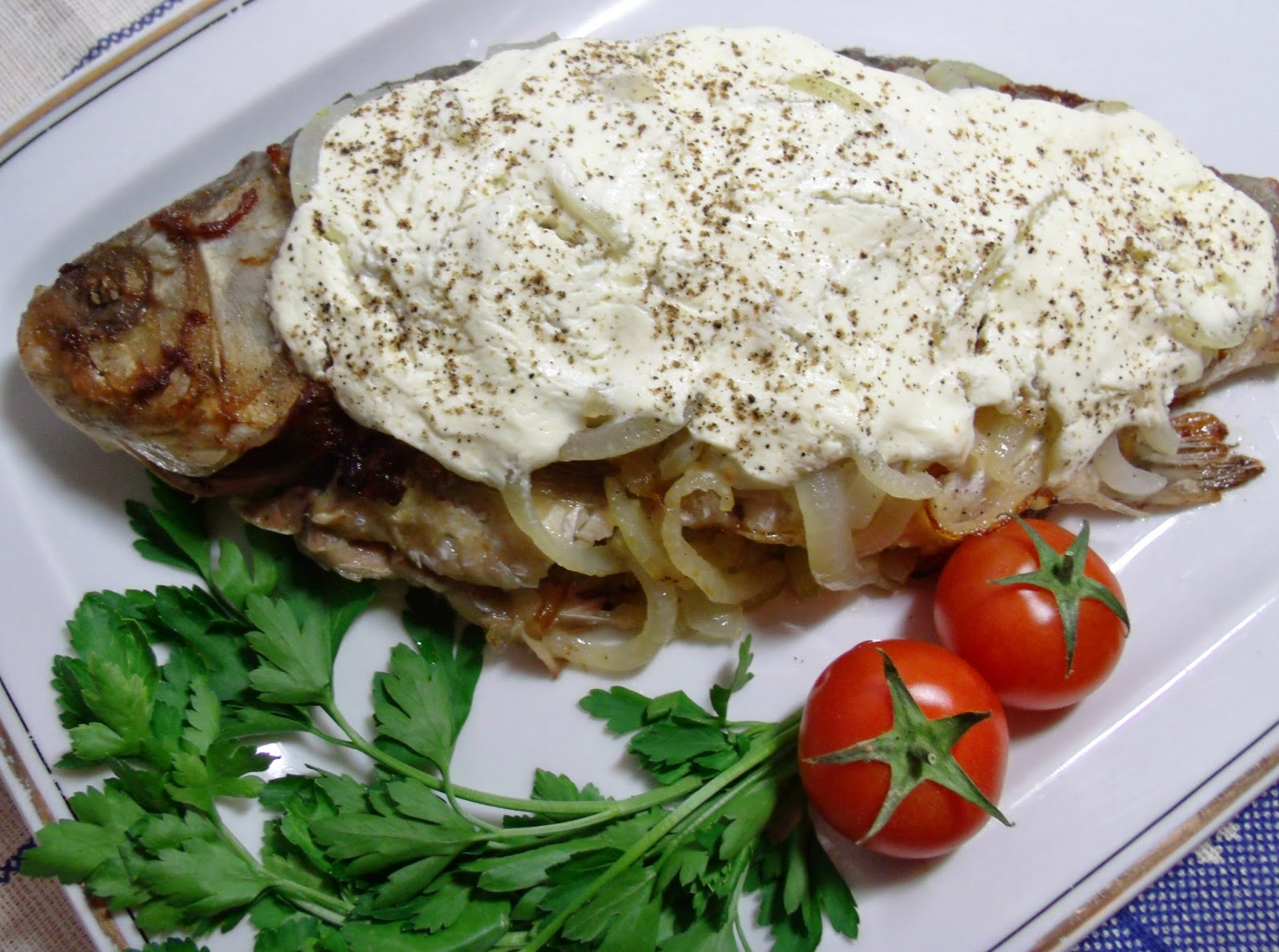 Жареный карась в сметане. Караси жареные с луком. Карась в сметане запеченный в духовке. Караси в сметане. Карась в сметане запеченный в духовке.