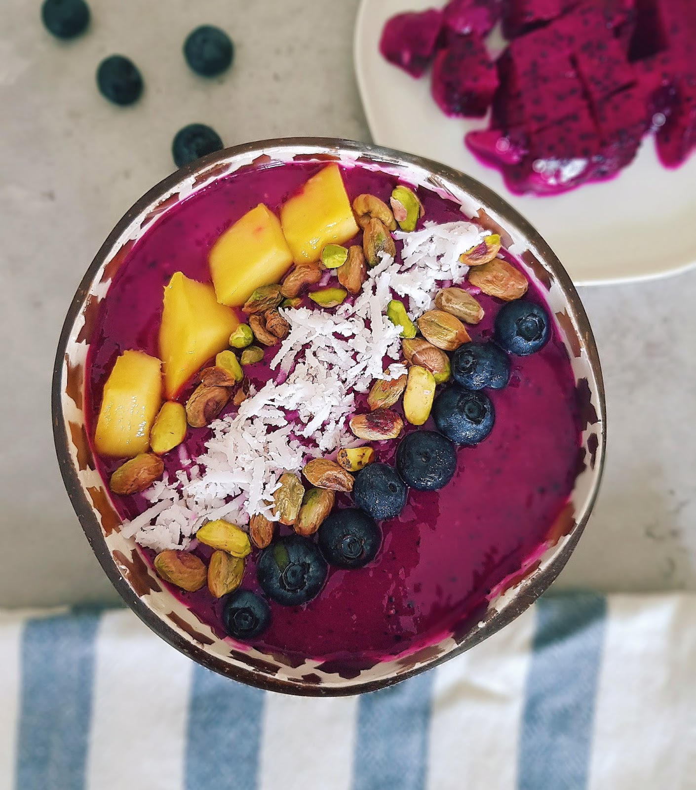Dragon Fruit Smoothie Bowl - Easy Vegan Breakfast Recipes