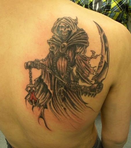 Uma análise mais detalhada do Grim Reaper tatuagem. Diferentemente da reaper traje que possui um manto preto, o reaper aqui é visto usando um manto rasgado com jóias e correntes aderindo a ele. A foice é também um pouco mais curtos e também tem jóias e correntes.