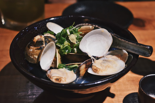 最後來一碗清酒蛤蠣，店員這道不加任何一滴水，純清酒燒煮，火熱熱的滋味。