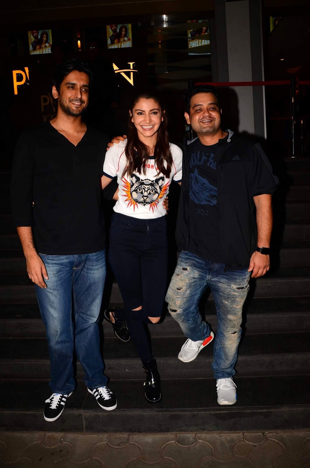 Anushka Sharma Looks Hot At Film â€œPhillauriâ€ Special Screening In Mumbai