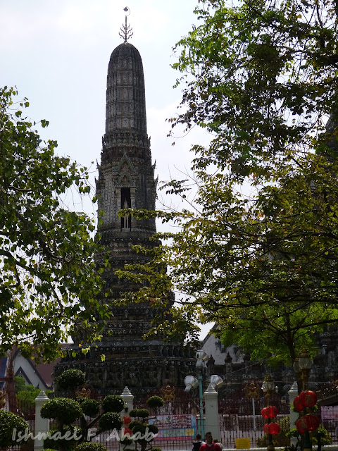 A minor prang of Wat Arun