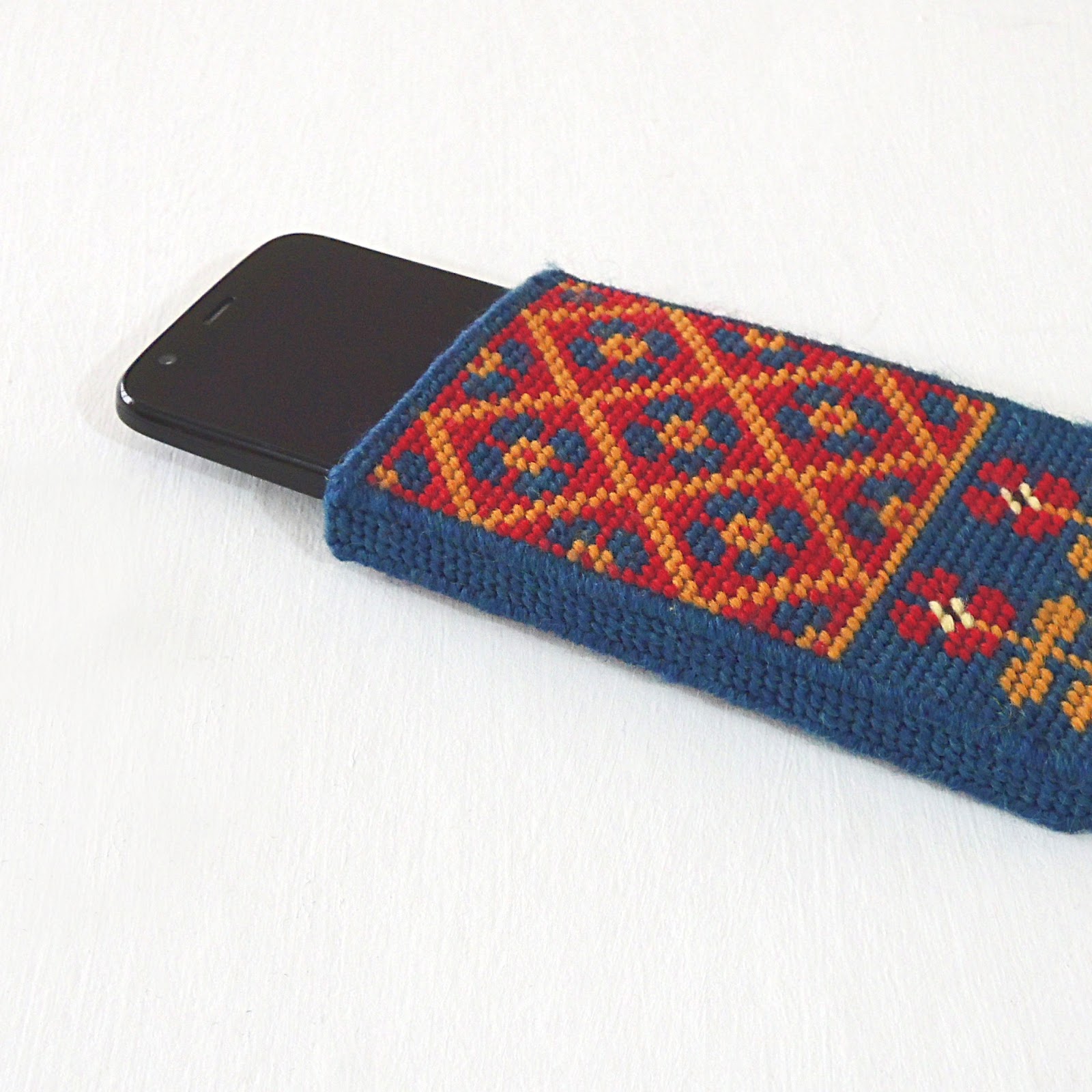 Sewing with Bobbin and Fred DIY Plastic Canvas Phone Pouch