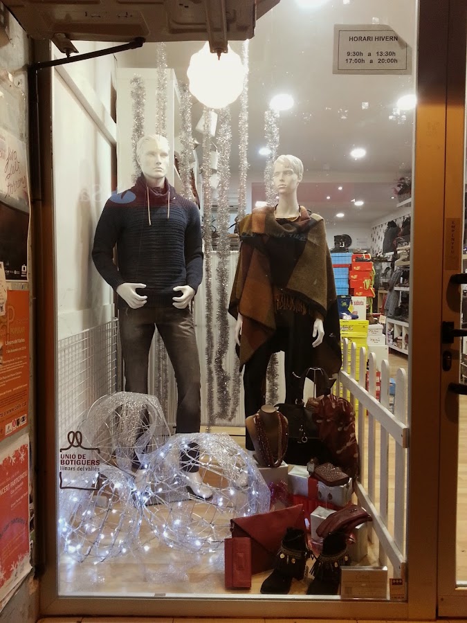 escaparate navideño elegante y sofisticado con bolas luminosas