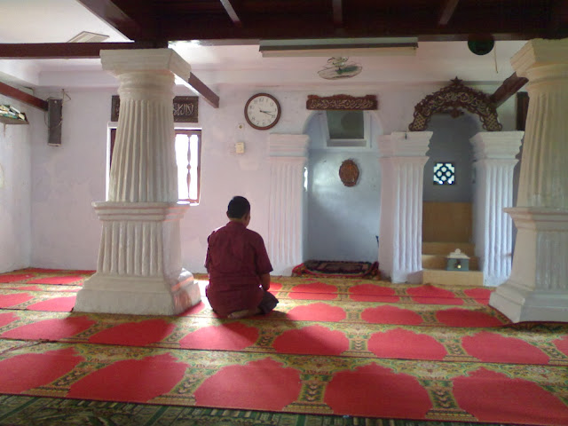 Kekasihku Ramadhan yang Telah Pergi, dan Masjid yang Kini Mulai Kembali Sepi