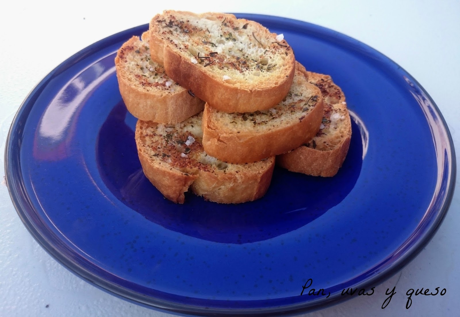 Pan tostado con ajo y perejil Pan, uvas y queso