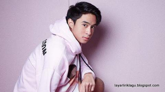 Lirik Lagu Devano Danendra Menyimpan Rasa LayarLirik